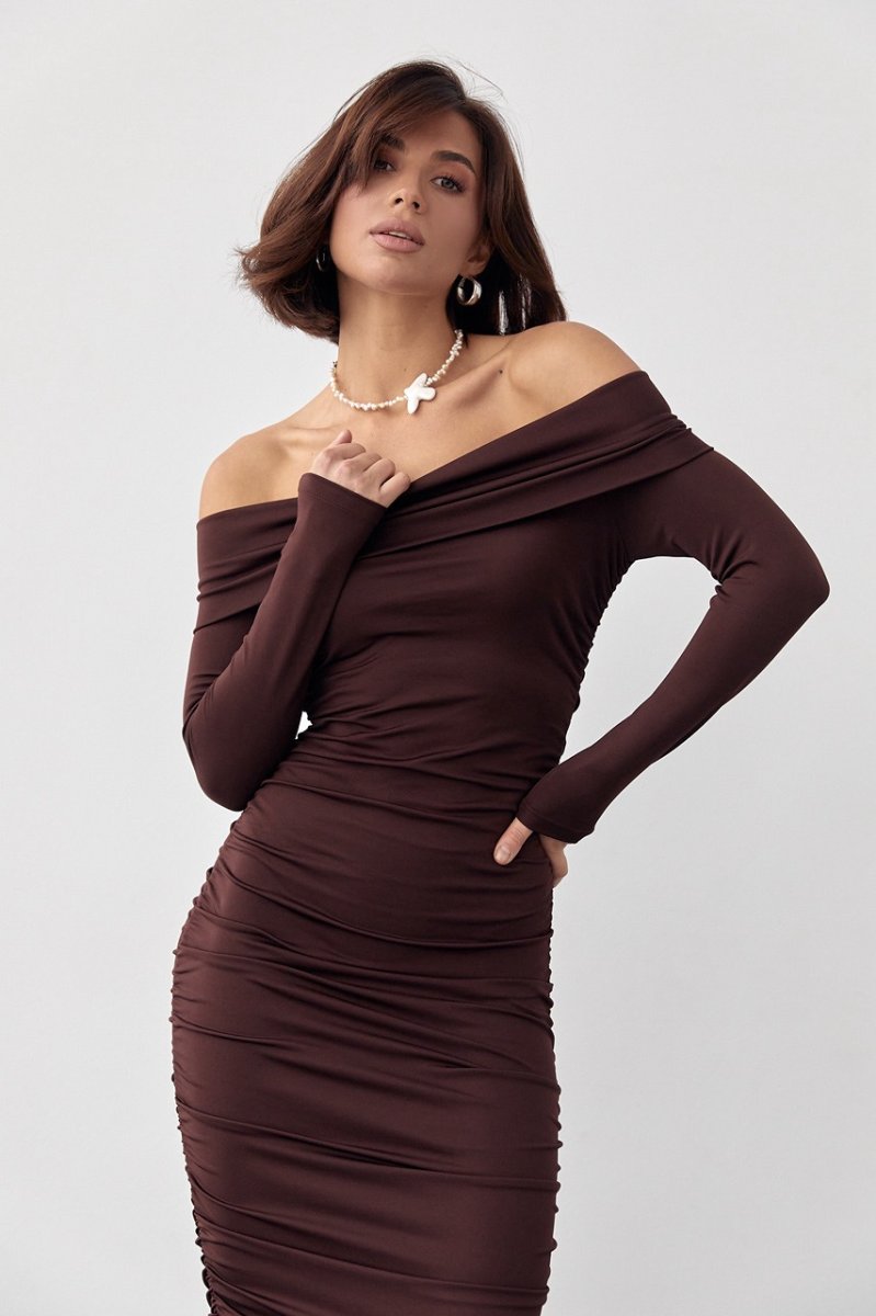 Силуетна сукня з драпіруванням і відкритими плечима - 00102 коричневий
