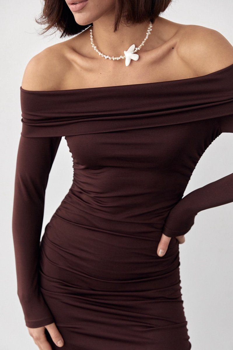Силуетна сукня з драпіруванням і відкритими плечима - 00102 коричневий