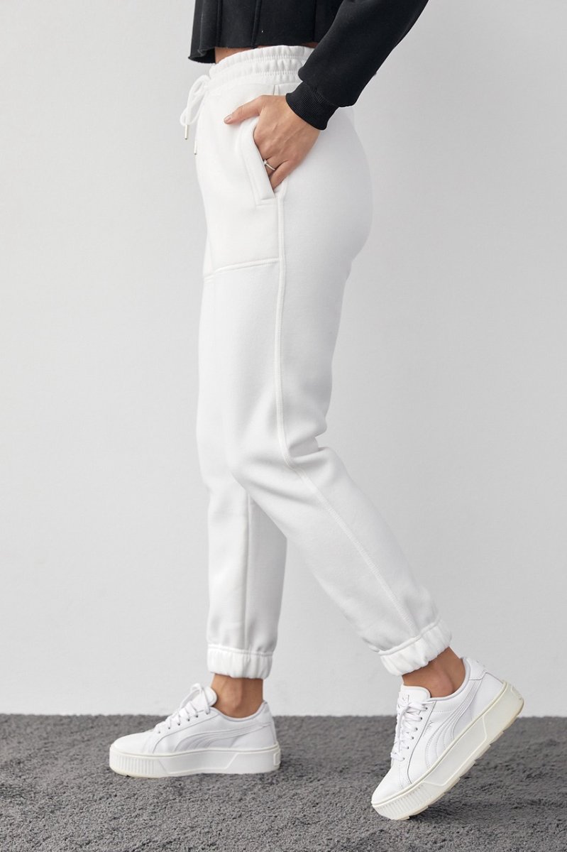 Жіночі теплі джогери з кишенями - 05128 білі
