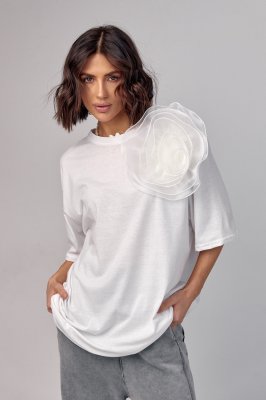 Подовжена футболка oversize з об'ємною квіткою - 12378 біла