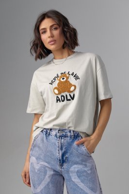 Трикотажна футболка з ведмедиком та написом - 24110 світло-сіра