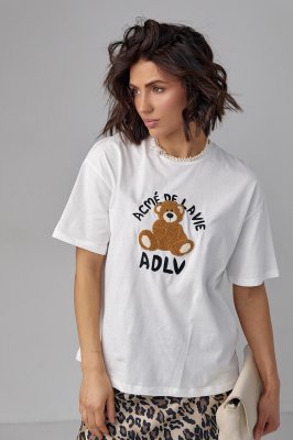 Трикотажна футболка з ведмедиком і написом - 24110 молочна