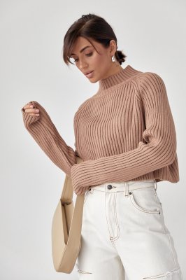 Короткий в'язаний светр з рукавами-регланами 3935 коричневий