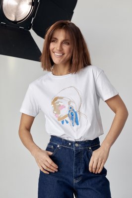 Жіноча футболка прикрашена принтом дівчини з сережкою - 4509 білий