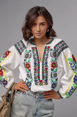 Женская вышиванка с цветами крестиком - 5614 молочная