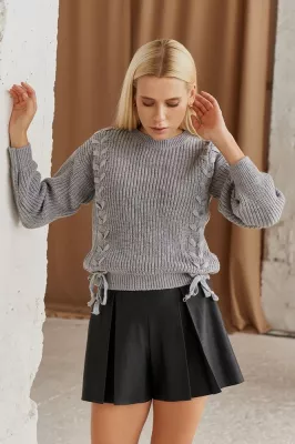 Вязаный свитер с лентой косичка V577312 серый