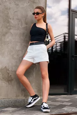 Стильные шорты с поясом декорированным корсажной лентой молочные 4294